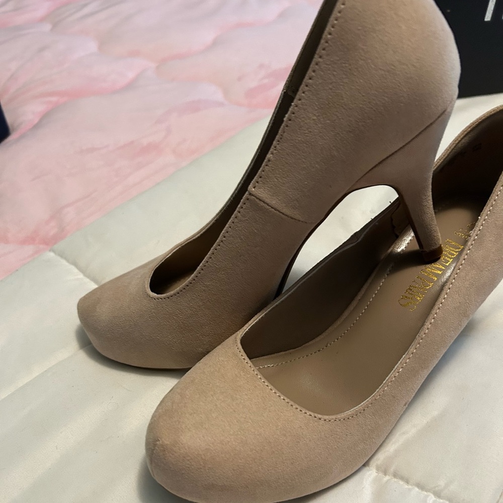 Suede nude Heels with Rounded Toe and Medium Height